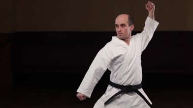 Resmi egzersizler yapan deneyimli siyah kuşak sporcusu.