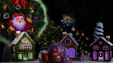 Farklı boyutlarda Noel topları evlerin ve Noel süslemelerinin arka planına göre değişir