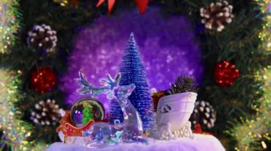 Noel figürleriyle çevrili mavi bir Noel ağacı süslü bir Noel çelenginin arka planında dönüyor