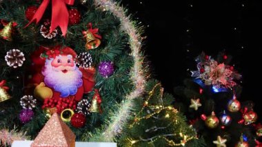 Noel çelenginin altında Noel Baba 'nın ortasında güzel bir şapel ve Noel Baba.