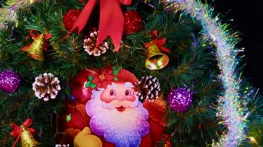 Noel çelengi hediyelerini ve kırmızı dönen evi kapatın.