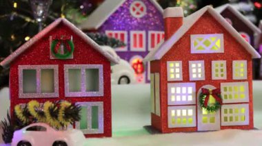 Arabaları olan büyük bir Noel kasabasına yakın çekim
