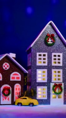 Renkli evler, arabalar ve Noel ağaçları ile dekore edilmiş Noel kasabası