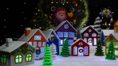 Noel 'de renkli Noel ağaçları ve Noel çelenkleriyle süslenmiş evlerle dolu büyük bir Noel kasabası taşınıyor.