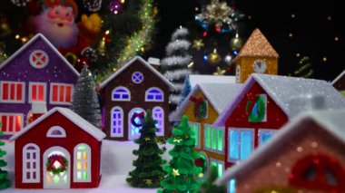 Hareketli bir Noel kasabası Renkli Noel ağaçları ve pencerelerinde ışıklar olan evler