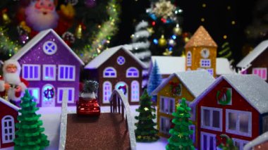 Yılbaşı şenlikli bir şekilde dekore edildi evler, köprüler ve renkli Noel ağaçlarıyla.