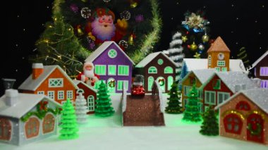 Noel, şenlikle dekore edilmiş evler, köprüler ve Noel ağaçlarıyla