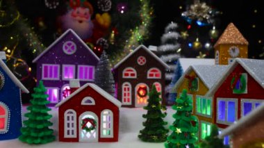 Yılbaşı şenlikli bir şekilde dekore edilmiş Noel kasabası evler ve Noel ağaçlarıyla