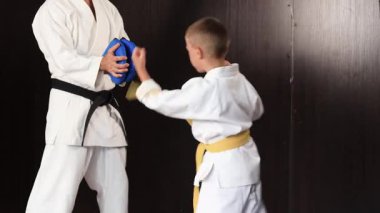 Küçük atlet trenleri mavi egzersiz makinesine tekme atıyor.