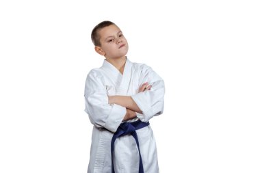 Beyazların izole edilmiş geçmişinde mavi kuşaklı bir erkek sporcu.