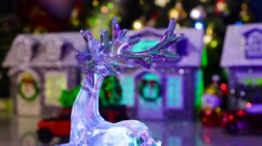 Cam bir ren geyiği heykelciği Noel kasabasının ortasında dönüyor.