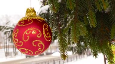 Sarı desenli kırmızı Noel topu yarı bulanık arkaplanda