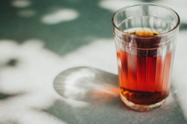 Güneşin gölgesinde, bardakta çay