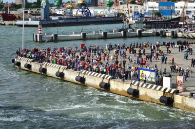 Klaipeda, Litvanya - 17 Haziran 2014: Rıhtımda yaşayanlar yolcu gemisini karşılamak için