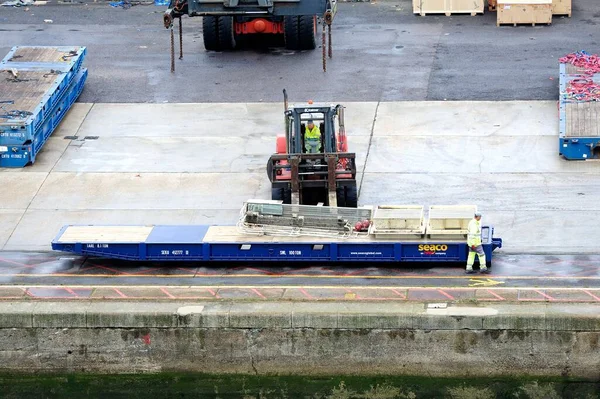 Λιμάνι Του Σαουθάμπτον Αγγλία Σεπτεμβρίου Φορτηγό Περονοφόρο Που Ξεφορτώνει Ένα — Φωτογραφία Αρχείου