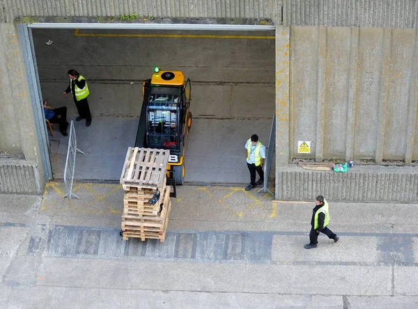 イングランドのサウサンプトン港 2022年5月25日 パレットの貨物を移動するフォークリフトトラック — ストック写真