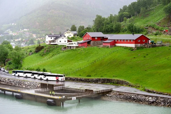 Skjolden Sognefjord Norvège Juin 2022 Travailleurs Entraîneurs Attente Amarrage Bateau — Photo