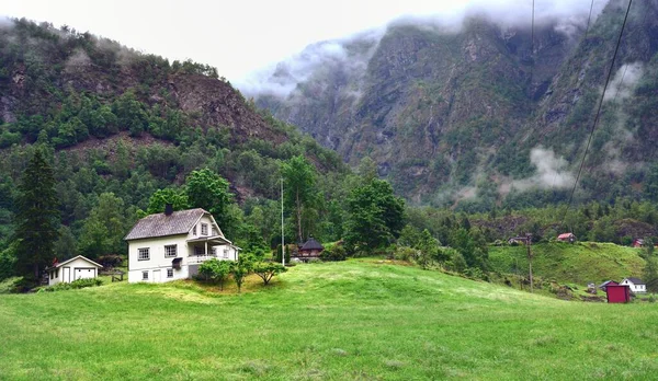 Tradycyjny Dom Rustykalny Mglistej Dolinie Fiordu Parku Narodowego Breheimen — Zdjęcie stockowe