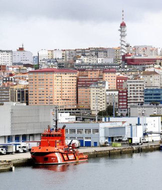 Porto do Son, La Coruna, İspanya - 4 Ekim 2021: Limanda büyük turuncu römorkör Maria Pita