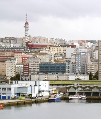 Porto do Son, La Coruna, İspanya - 4 Ekim 2021 Limana demirlemiş römorkör tekneleri