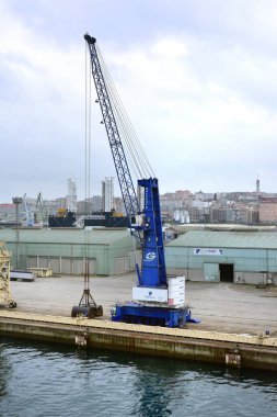 Porto do Son, La Coruna, İspanya - 4 Ekim 2021: Liman tarafında iki büyük mavi vinç