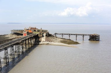 Terkedilmiş binalar ve Bimbeck Adası iskelesi.