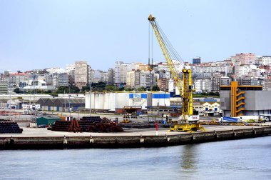 Porto do Son, La Coruna, İspanya - 4 Ekim 2021 Liman tarafında büyük sarı vinç