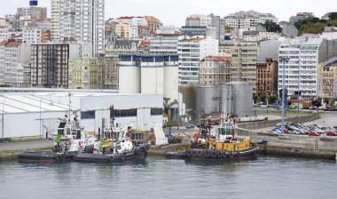 Porto do Son, La Coruna, İspanya - 4 Ekim 2021 Limana demirlemiş römorkör tekneleri