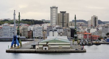 Porto do Son, La Coruna, İspanya - 4 Ekim 2021: Limanda depo ve vinç