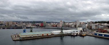 Porto do Son, La Coruna, İspanya - 4 Ekim 2021 Limana demirlemiş römorkör tekneleri