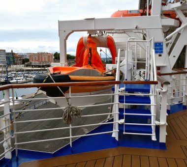 Porto do Son, La Coruna, İspanya - 4 Ekim 2021: Regal Princess 'de motorlu tekne