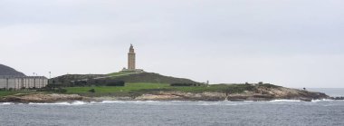 Porto do Son, La Coruna, İspanya - 4 Ekim 2021: Burundaki büyük taş kule