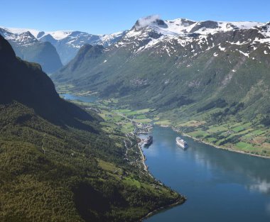 Olden, Norveç 'te demirleyen yolcu gemileri.