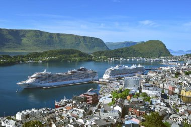 Alesund, Norveç - 30 Haziran 2022: Gökyüzü Prensleri ve MSC Preziosa Alesund kentinde