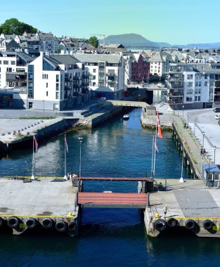 Alesund, Norveç - 30 Haziran 2023: Alesund Limanı 'ndaki turist trafiği izliyor