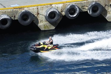 Alesund, Norveç - 30 Haziran 2023: Alesund Limanı 'nda jet ski kullanan adam 