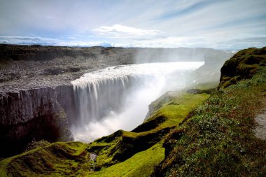 Dettifoss şelalesi ve mavi gökyüzü