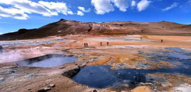 Namafjall, Gjaldskylda, İzlanda - 2 Temmuz 2022: Sülfürik asit üreten fümerol gazı