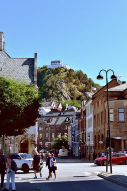 Alesund, Norveç - 30 Haziran 2023: Aksla Dağı ve Teh tepesi şehir merkezinin üzerinde yürüyüş