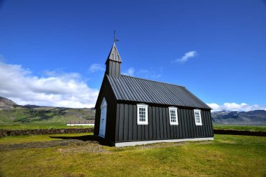 Buoaos, İzlanda - 4 Temmuz 2022: İzlanda kırsalındaki tarihi siyah kilise