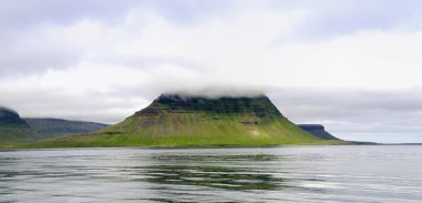 Kirkjufell zirvesinde alçak bulutlar