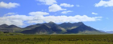 İzlanda yanardağının üzerindeki güneş ışığı