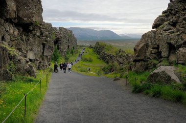 Tektonik plaka bölünmesi, İzlanda - 5 Temmuz 2022: Avrasya ve Kuzey Amerika plakaları arasındaki yürüyüş yolu