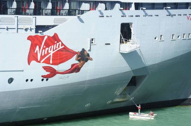 St Johns Cruise Limanı, Antigua - 1 Şubat 2024: Geminin gövdesini boyayan işçiler