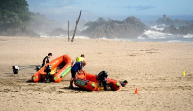 Deniz Geçidi, Tauranga, Yeni Zelanda - 11 Kasım 2022: Sahilde tatbikatlarına devam ediyorlar