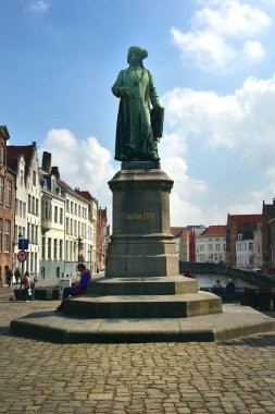 Bruges, Belçika - 29 Nisan 19: Bruges şehrinde Jan Van Eyck 'in heykeli
