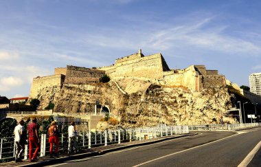 Marsilya, Fransa - 13 Eylül 2015: Saint-Jean Kalesi 'ni ziyaret etmek üzere köprüden geçen turistler