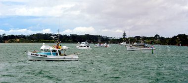 Te Hiku Ward, Yeni Zelanda - 7 Kasım 2022: Rüzgarda ançüezde balıkçı tekneleri