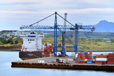 Reykjavik, İzlanda - 5 Temmuz 2022: Kargo gemisi Bruarfoss - IMO9822841 - limanda