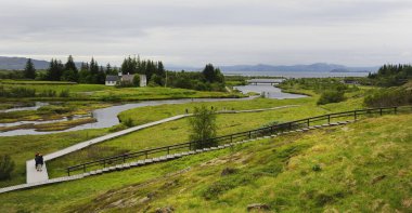 Pingvellir Ulusal Parkı, İzlanda - 5 Temmuz 2022: İzlanda nehri boyunca yürüyen turistler